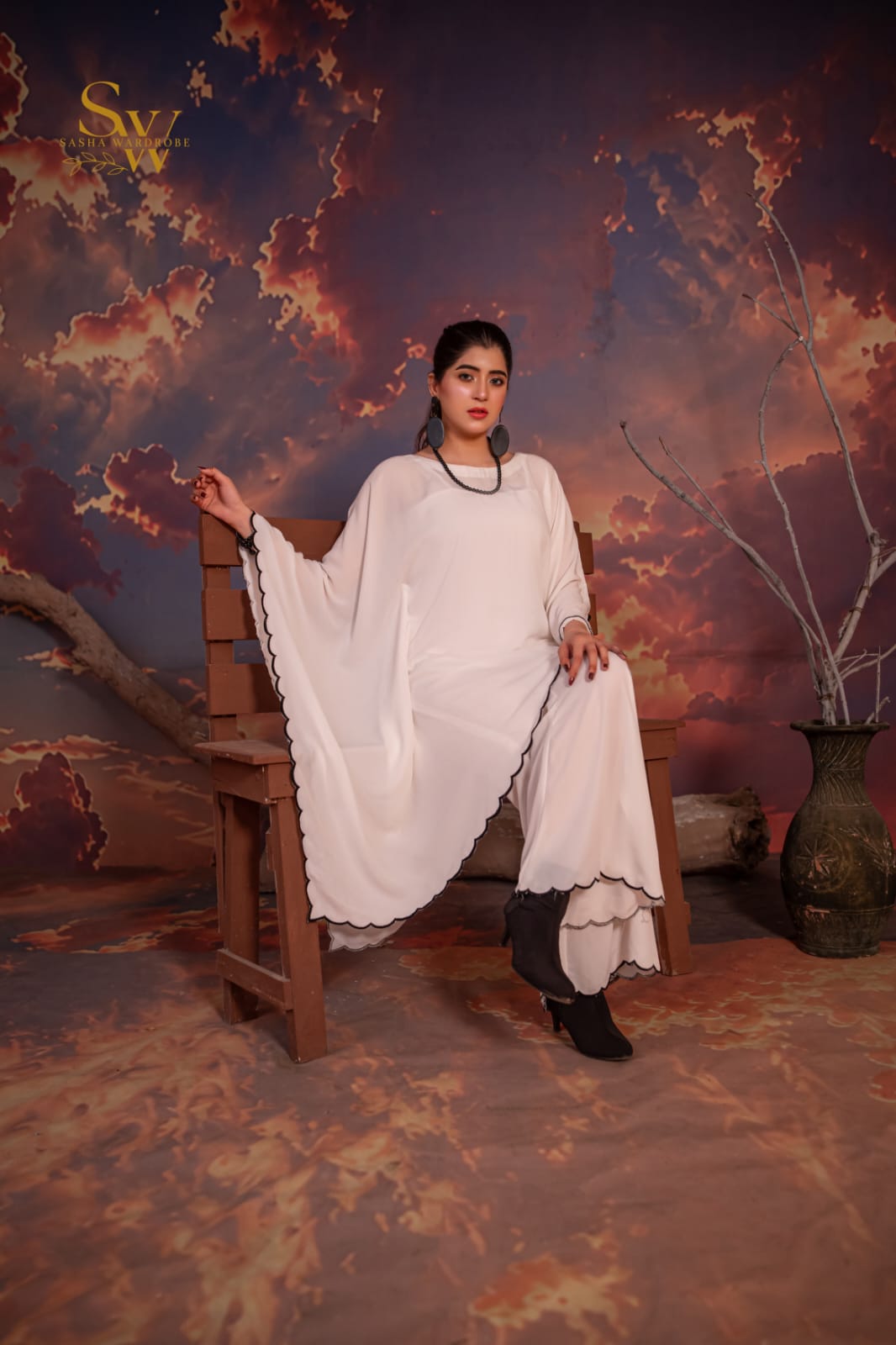 Elegant 2-piece women’s outfit in premium vintage georgette with fine cutwork embroidery on shirt and trousers